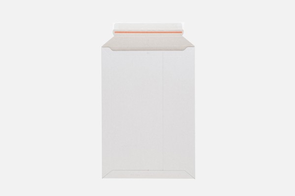 Weißer Standard Versandumschlag aus Pappe mit Ihrem Logo individuell bedruckt
