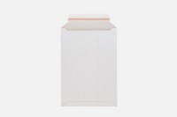 Versandtasche aus stabiler weißer Pappe - auch individuell mit Ihrem Logo bedruckt lieferbar