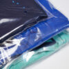 T-Shirts in verschiedenen Farben in transparenten Polybags