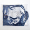 Gefaltete Jeans in einem transparenten Polybag