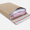 Geöffnete KRAFTMAILER® Versandtasche aus Kraftpapier mit Seitenfalte, mit Kleidung befüllt