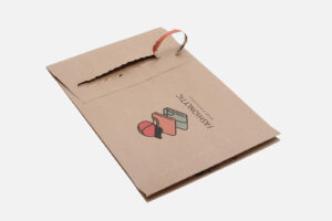 Bedruckte KRAFTMAILER® light Versandtasche mit Logodruck und geöffnetem Aufreißfaden