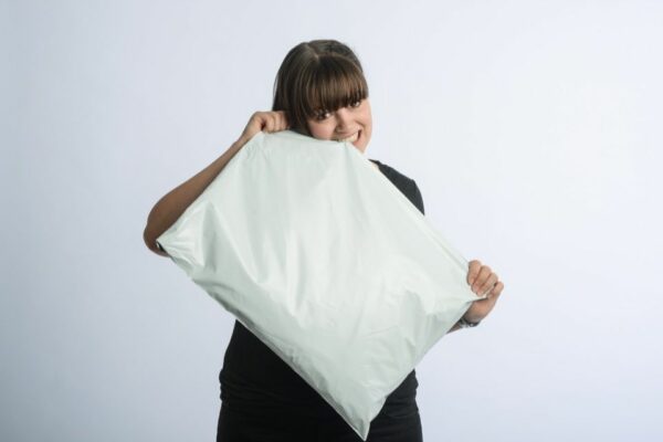 Frau hält eine große weiße FOLIENMAILER® Versandtasche