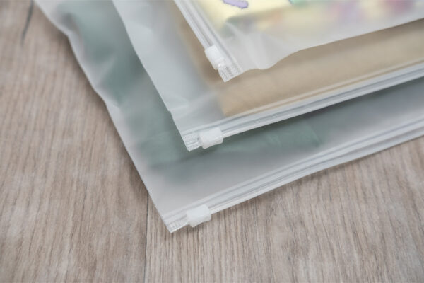 Gleitverschlussbeutel aus CPE-Folie im Frosted Design