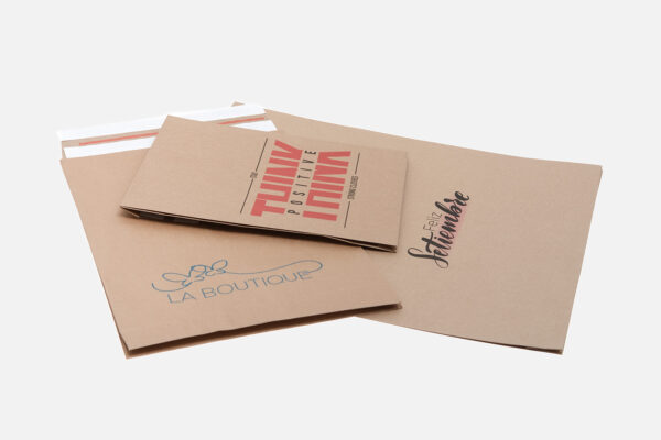 Retouren-Versandtaschen aus Papier mit Logodruck