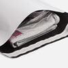 Weiße FOLIENMAILER® Versandtasche mit verpackter Kleidung, Verschluss offen