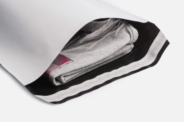 Weiße FOLIENMAILER® Versandtasche mit verpackter Kleidung, Verschluss offen