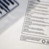 ECOBAGS® Textilverpackung mit aufgedrucktem Warnhinweis, Materialhinweis und Recyclingsymbol