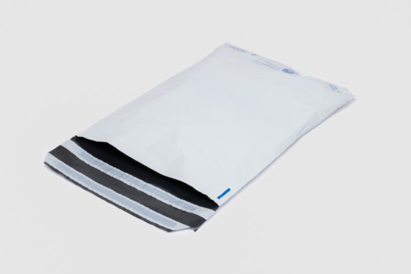 Weiße ECOMAILER® Versandtasche mit Selbstklebeverschluss