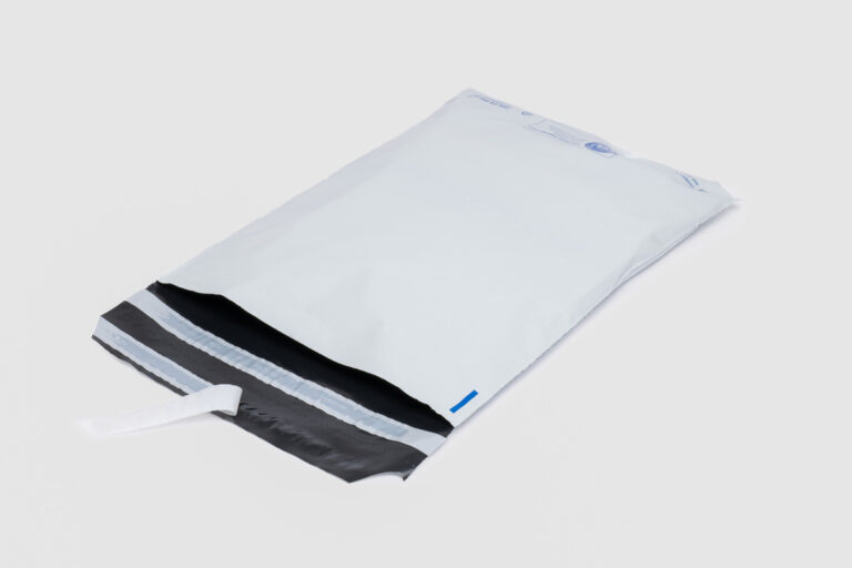 Weiße ECOMAILER® Versandtasche mit zwei Klebestreifen für Versand und Rücksendung