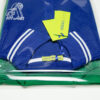 Blaues Shirt in einem Polybag Premium mit Selbstklebeverschluss
