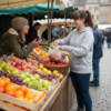 Kundin packt Obst am Marktstand in einen HDPE-Flachbeutel