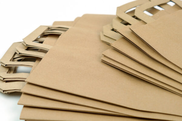 Tragetaschen aus Kraftpapier mit innenliegendem Flachhenkel