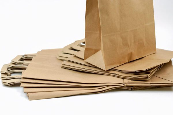 Tragetaschen aus Kraftpapier mit innenliegendem Flachhenkel