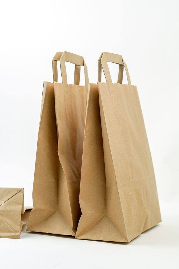 Tragetaschen aus Kraftpapier mit innenliegendem Flachhenkel