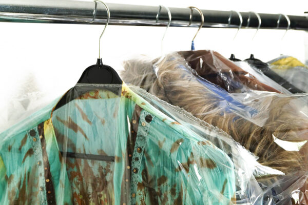 Extra lange LDPE Kleiderschutzhüllen mit Bügelöffnung