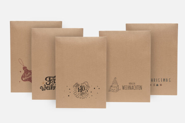 Fünf KRAFTMAILER® Versandtaschen mit verschiedenen Weihnachtsmotiven