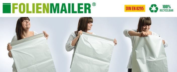 FOLIENMAILER: Woman showing a white film mailing bag. DIN EN 8295, 100% recyclable