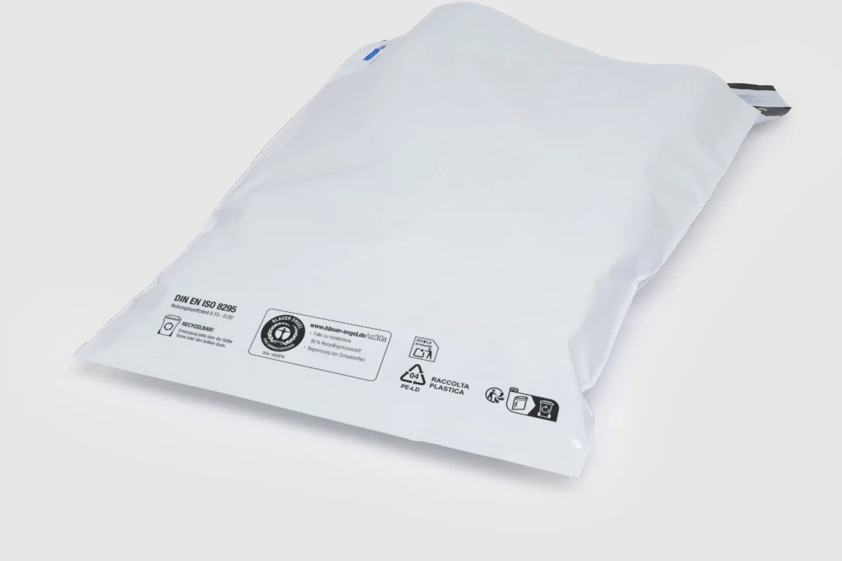 ECOMAILER Versandtasche mit Material- und Entsorgungshinweisen, Blauer Engel und DIN EN ISO 8295 aufgedruckt